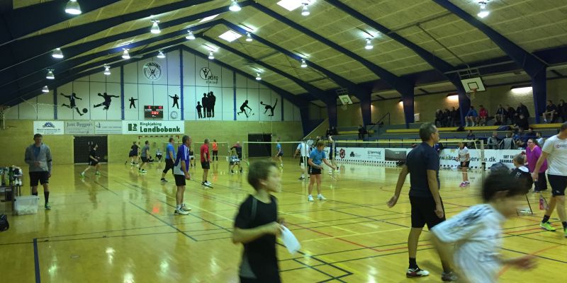 VUIF tilbyder badmintontræning for unge nybegyndere, let øvede og øvede spillere og badminton for motionister og turneringsspillere.